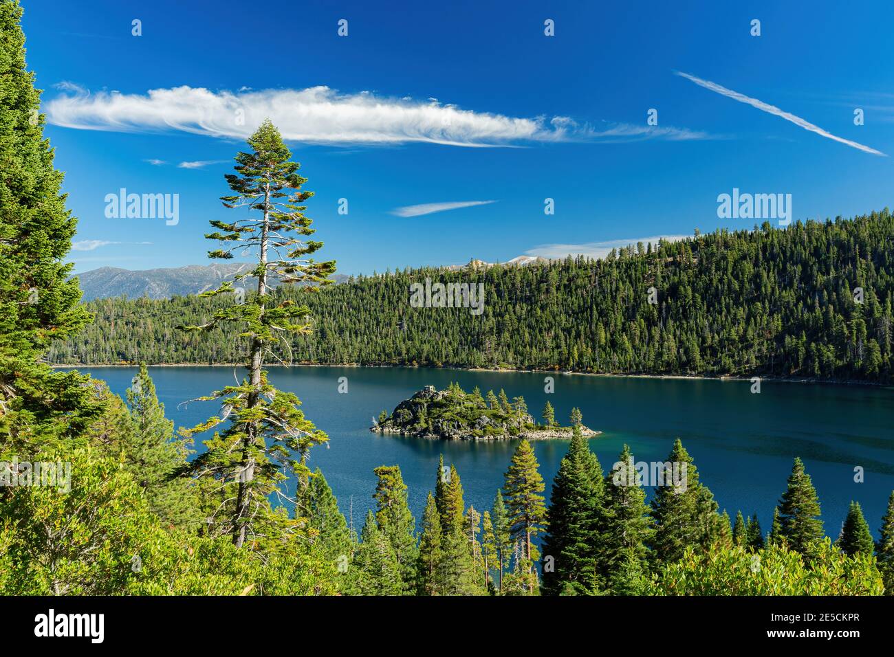 Vista soleggiata del lago Tahoe, Emerald Bay e Fannette Island in Nevada, Stati Uniti Foto Stock