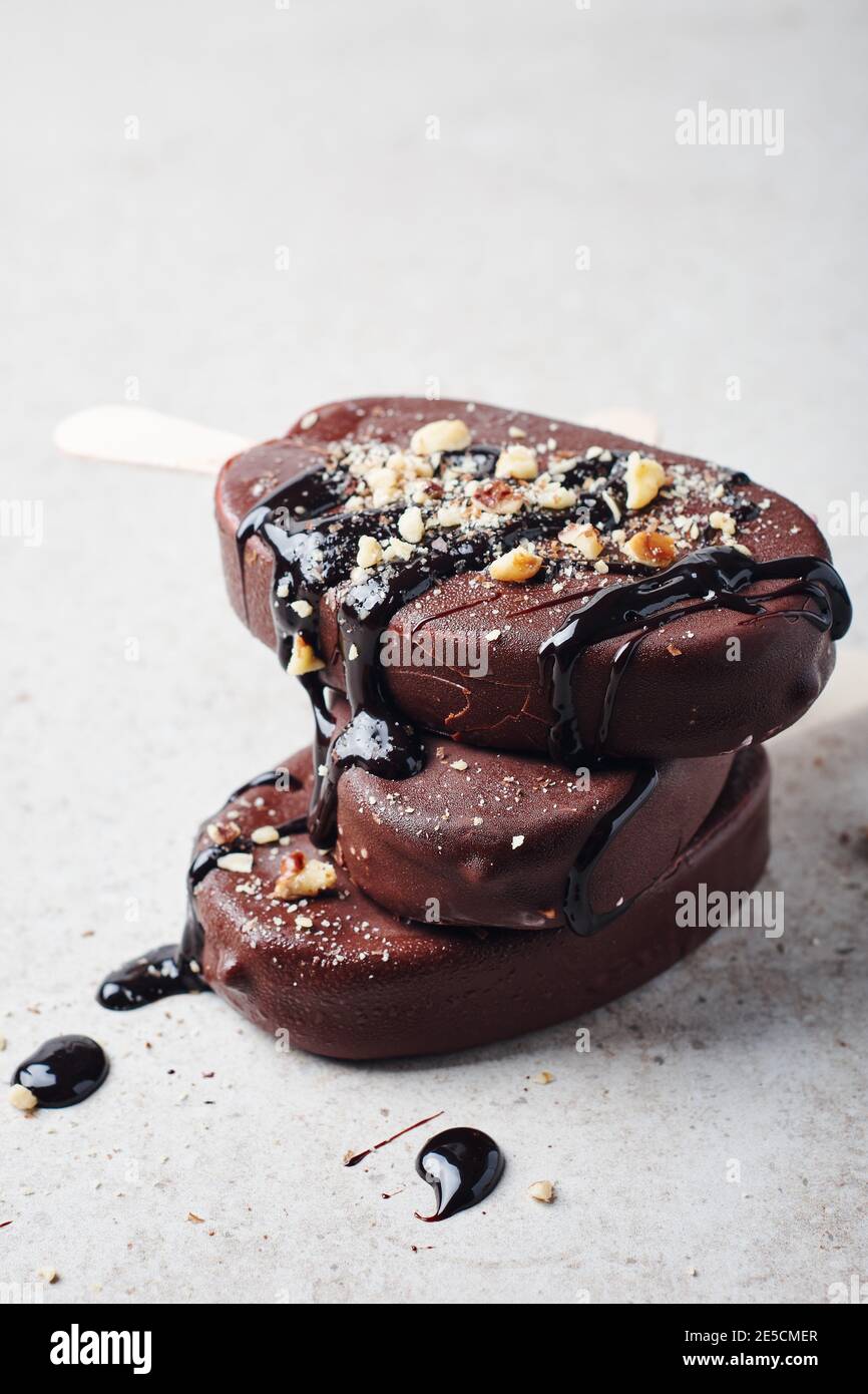 Barrette di gelato al cioccolato con noci. Dessert. Foto Stock