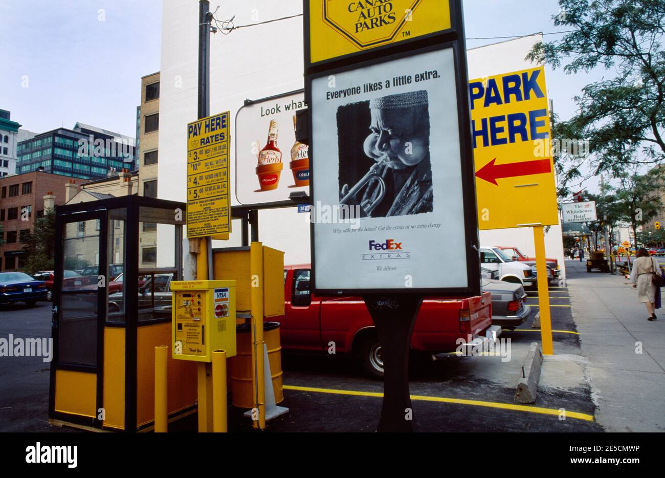 Toronto Ontario Canada Street Scene FedEx Advertt Foto Stock