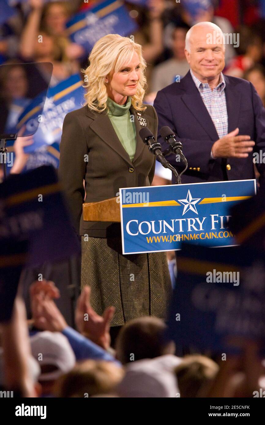 Cindy McCain presenta il suo marito candidato presidenziale repubblicano, il senatore dell'Arizona John McCain, ad una folla di quasi 6,500 persone, presso il Cabarrus Arena & Events Center di Concord, NC, USA, il 18 ottobre 2008. Foto di Brian Dowling/CSM/ABACAPRESS.COM Foto Stock