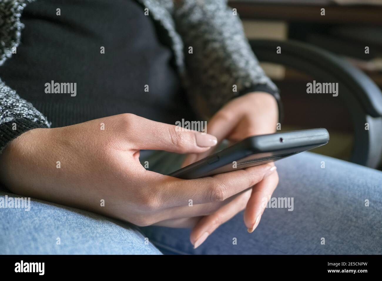 Donna che utilizza lo smartphone per la chat di messaggistica su uno smartphone,social network dipendenza tecnologica Foto Stock