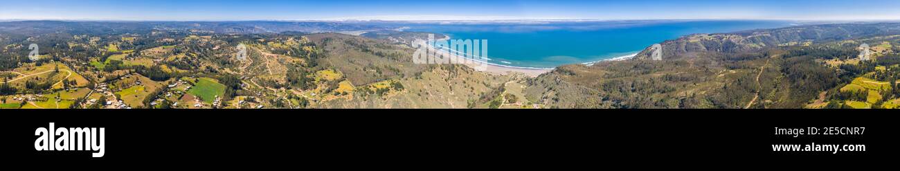 Incredibile vista aerea della costa cilena centrale con a Puertecillo. Un paesaggio aspro dalla terra fino alle scogliere e l'incredibile e selvaggio s Foto Stock