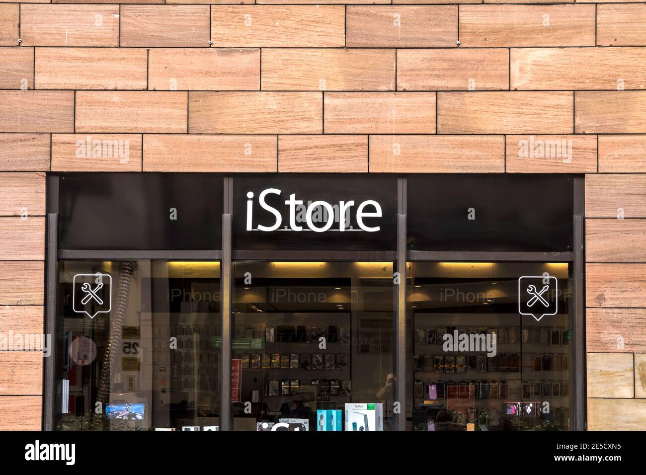 Primo piano del logo iStore l'iStore è una delle principali catene di negozi al dettaglio di proprietà di Apple Inc., che vendono computer ed elettronica di consumo. Foto Stock
