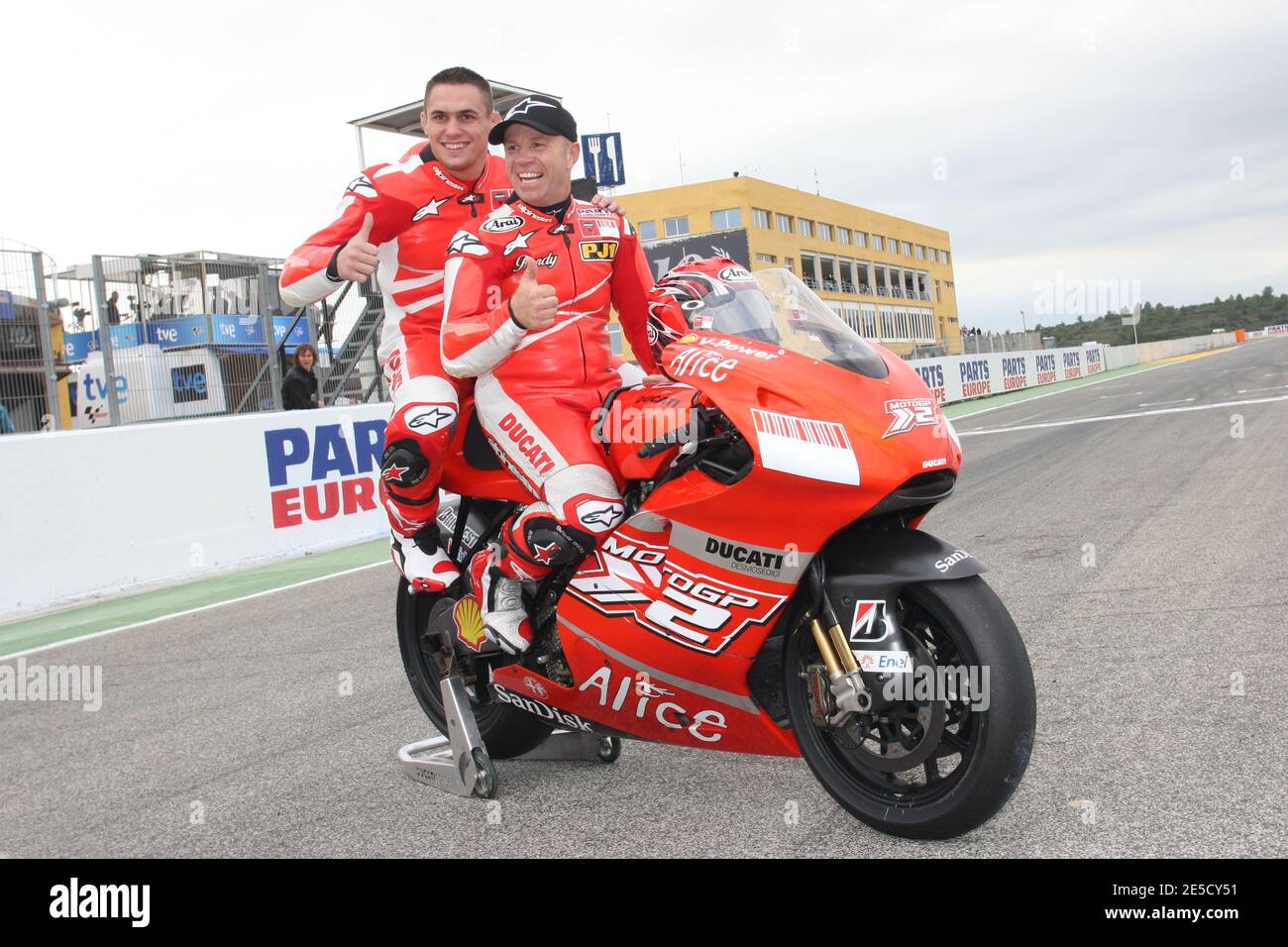 Steeve Guenot, lottatore francese greco-romano, si pone sulla Ducati MotoGP2 con l'ex pilota da 500 cc Randy Mamola al circuito Ricardo Tormo di Cheste, vicino Valencia, Spagna, il 27 ottobre 2008. Foto di Malkon/Cameleon/ABACAPRESS.COM Foto Stock