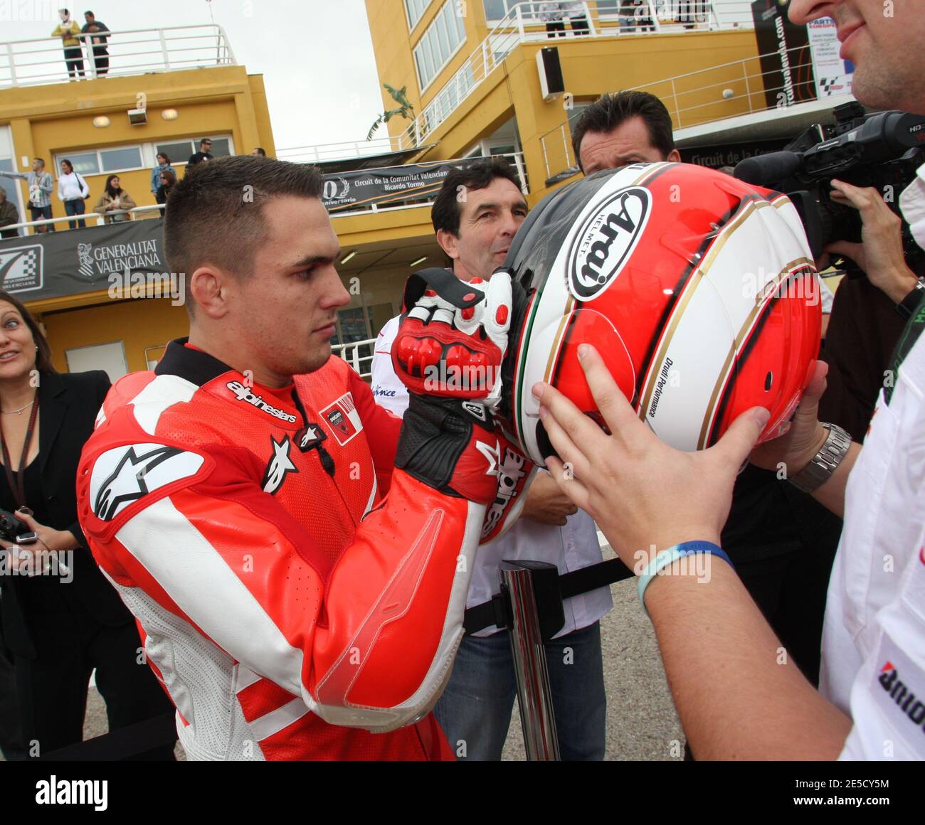Steeve Guenot, lottatore francese greco-romano, si pone sulla Ducati MotoGP2 con l'ex pilota da 500 cc Randy Mamola al circuito Ricardo Tormo di Cheste, vicino Valencia, Spagna, il 27 ottobre 2008. Foto di Malkon/Cameleon/ABACAPRESS.COM Foto Stock