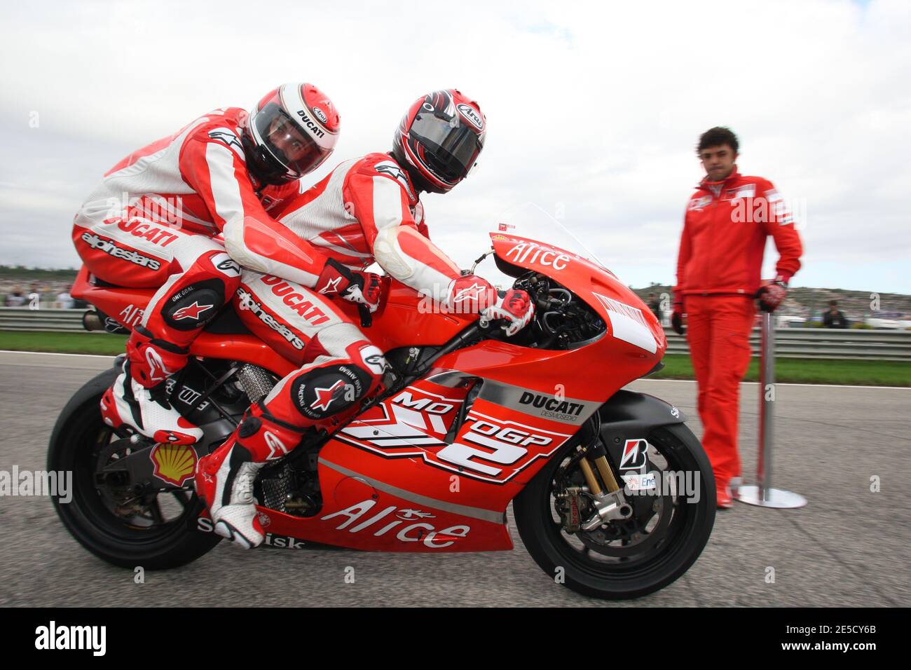 Steeve Guenot, lottatore francese greco-romano, si pone sulla Ducati MotoGP2 con l'ex pilota da 500 cc Randy Mamola al circuito Ricardo Tormo di Cheste, vicino Valencia, Spagna, il 27 ottobre 2008. Foto di Malkon/Cameleon/ABACAPRESS.COM Foto Stock