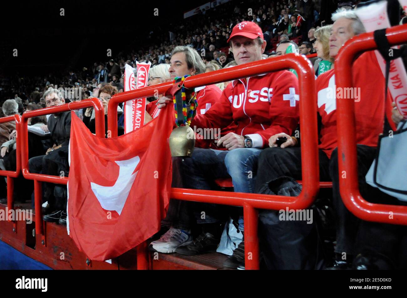 I sostenitori svizzeri durante il torneo di tennis indoor Paris Masters tenutosi al Palais Omnisports Paris Bercy a Parigi, Francia, il 29 ottobre 2008.Foto di Thierry Plessis/ABACAPRESS.COM Foto Stock