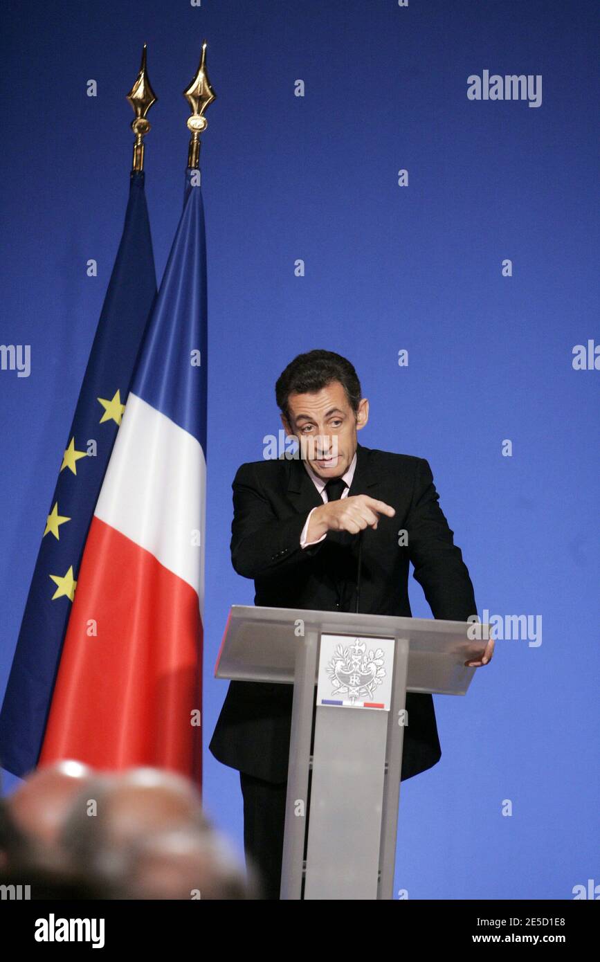 "Il presidente francese Nicolas Sarkozy ha pronunciato un discorso alle autorità locali e ai banchieri sulle politiche statali per affrontare la crisi economica, presso il palazzo Elysee, a Parigi, in Francia, il 30 ottobre 2008. Foto di Jean-Francois Deroubaix/piscina/ABACAPRESS.COM' Foto Stock