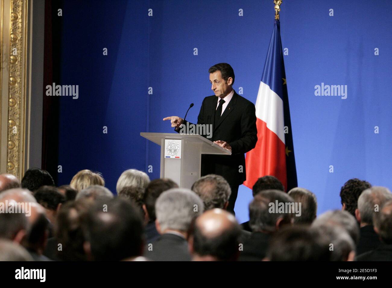 "Il presidente francese Nicolas Sarkozy ha pronunciato un discorso alle autorità locali e ai banchieri sulle politiche statali per affrontare la crisi economica, presso il palazzo Elysee, a Parigi, in Francia, il 30 ottobre 2008. Foto di Jean-Francois Deroubaix/piscina/ABACAPRESS.COM' Foto Stock