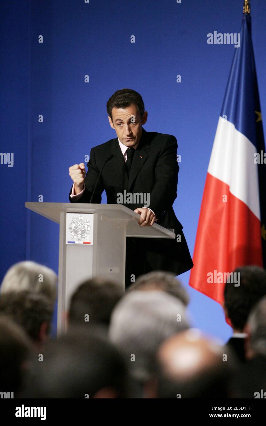 "Il presidente francese Nicolas Sarkozy ha pronunciato un discorso alle autorità locali e ai banchieri sulle politiche statali per affrontare la crisi economica, presso il palazzo Elysee, a Parigi, in Francia, il 30 ottobre 2008. Foto di Jean-Francois Deroubaix/piscina/ABACAPRESS.COM' Foto Stock