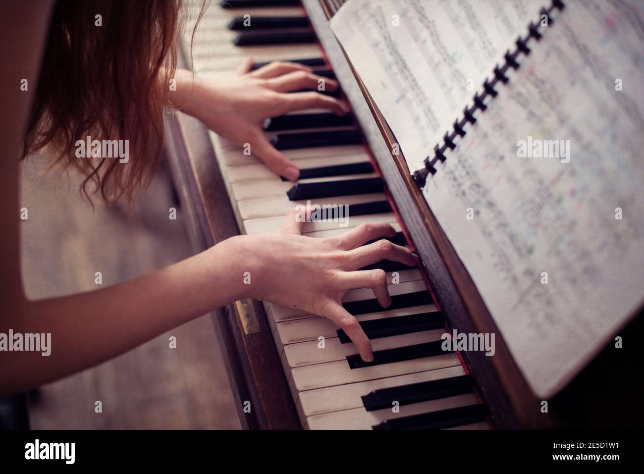 Primo piano di una ragazza adolescente che suona il pianoforte Foto Stock
