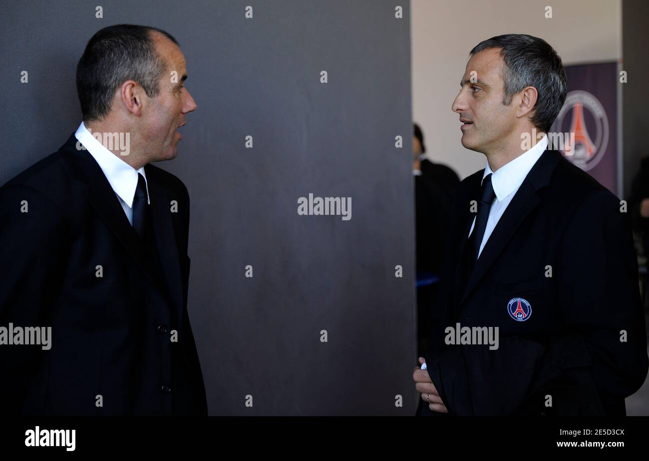 Paul le Guen, allenatore di PSG e Alain Roche il capo dello Scouting durante l'apertura del nuovo Centro di formazione della squadra di calcio Paris-St-Germain a Saint-Germain-en-Laye, Francia, il 4 novembre 2008. Foto di Henri Szwarc/Cameleon/ABACAPRESS.COM Foto Stock