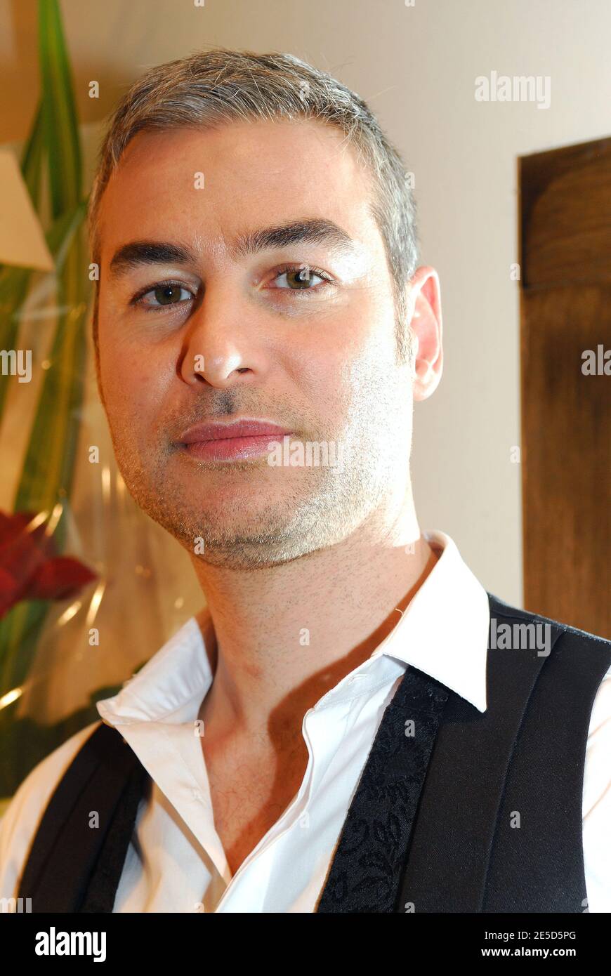 Il cantante francese Yvon Chateigner si pone dopo il suo concerto al Cafe de la Danse di Parigi, Francia, il 6 novembre 2008. Foto di Helder Januario/ABACAPRESS.COM Foto Stock