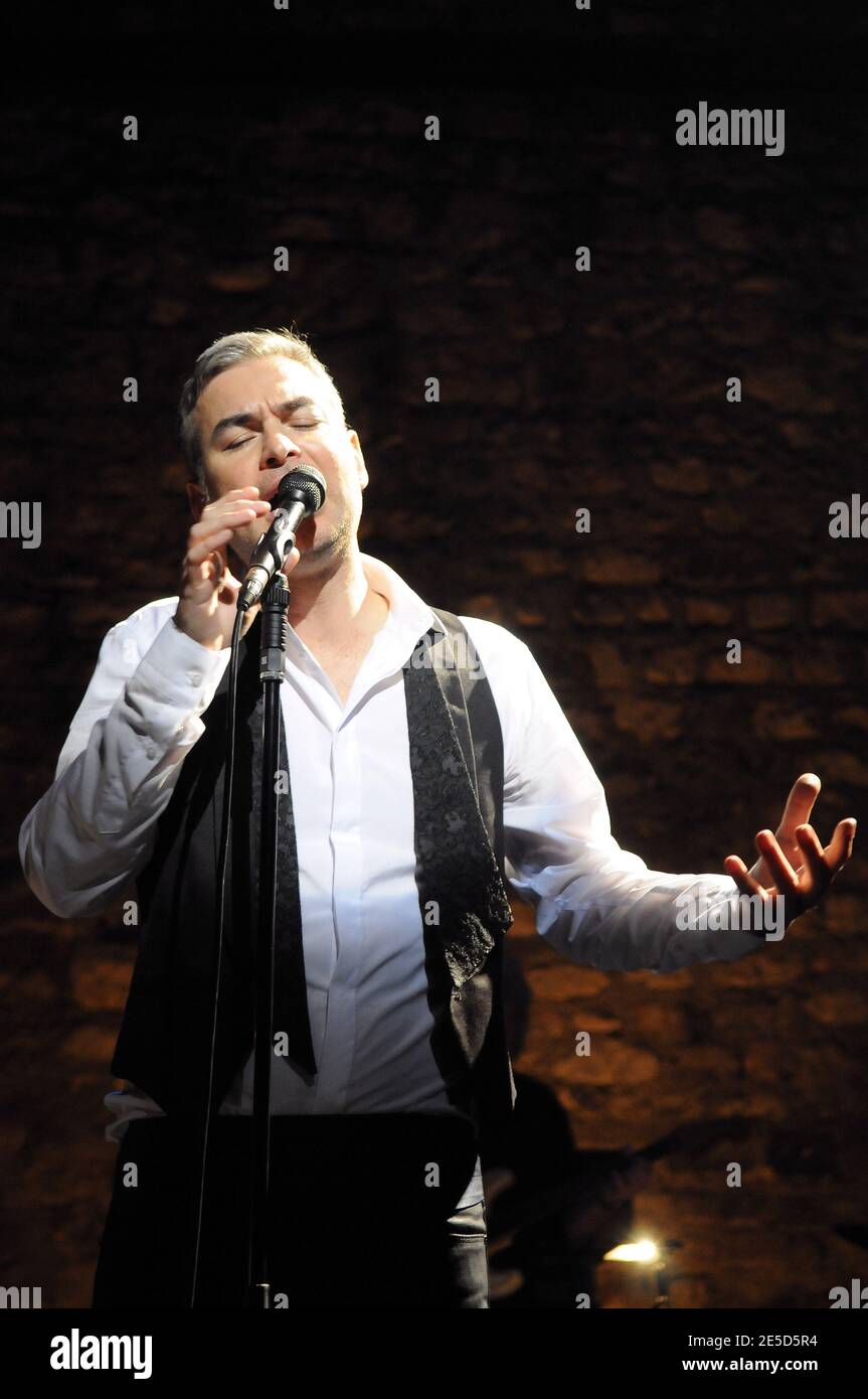 Il cantante francese Yvon Chateigner si esibisce dal vivo sul palco del Cafe de la Danse di Parigi, in Francia, il 6 novembre 2008. Foto di Helder Januario/ABACAPRESS.COM Foto Stock