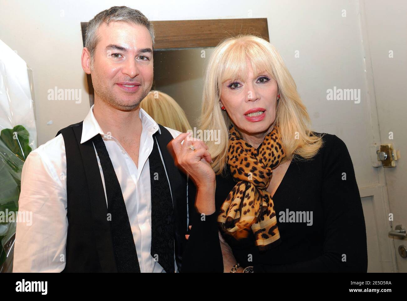 Amanda Lear si pone con la cantante Yvon Chateigner dopo il suo concerto al le Cafe de la Danse di Parigi, Francia, il 6 novembre 2008. Foto di Helder Januario/ABACAPRESS.COM Foto Stock