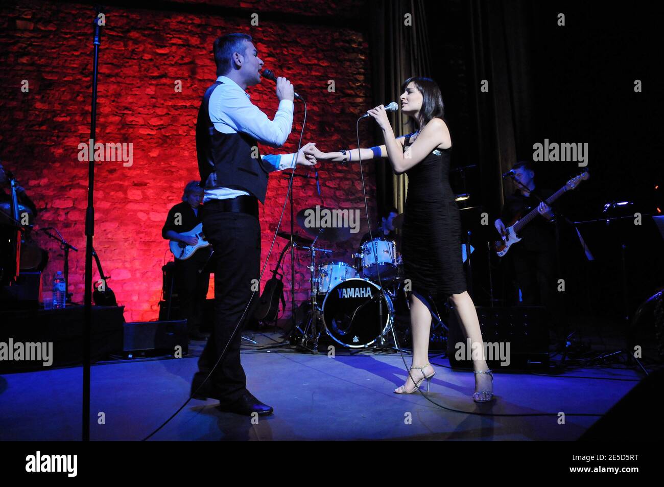 Paris le06 novembre 2008 au Cafà de la danse, Concert de Yvon Chataignier interprÀte et producteur ( notament d'amanda Lear) en duo avec Christina Maroccoby Helder Januario Foto Stock
