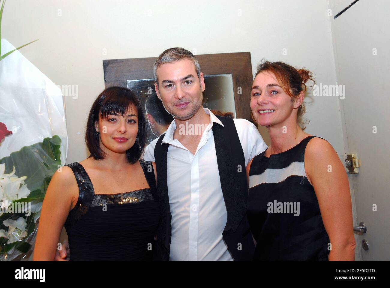 La cantante italiana Cristina Marocco (l) e Dorval posano con la cantante Yvon Chateigner (c) dopo il suo concerto al Cafe de la Danse di Parigi, Francia, il 6 novembre 2008. Foto di Helder Januario/ABACAPRESS.COM Foto Stock