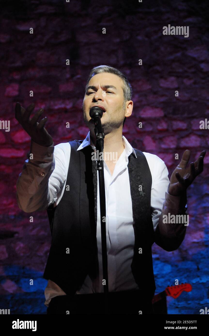 Il cantante francese Yvon Chateigner si esibisce dal vivo sul palco del Cafe de la Danse di Parigi, in Francia, il 6 novembre 2008. Foto di Helder Januario/ABACAPRESS.COM Foto Stock