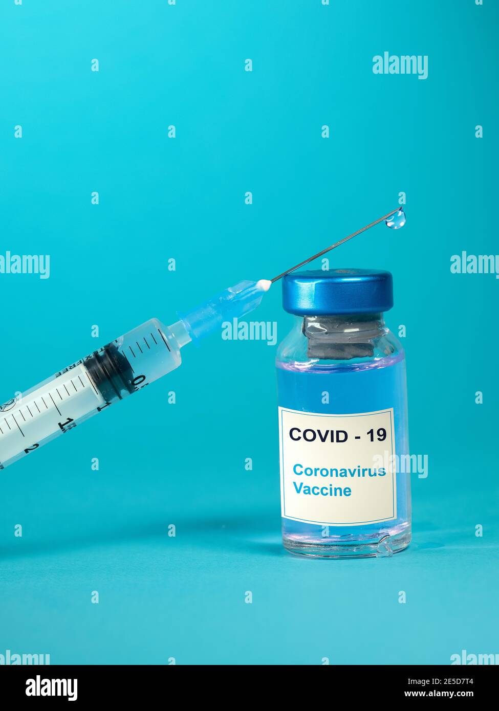 Vaccino e siringa Covid-19 su un tavolo Foto Stock