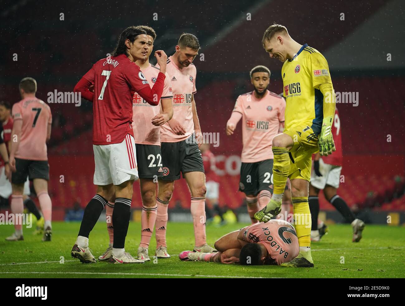 Edinson Cavani (a sinistra) di Manchester United reagisce durante la partita della Premier League a Old Trafford, Manchester. Data immagine: Mercoledì 27 gennaio 2021. Foto Stock