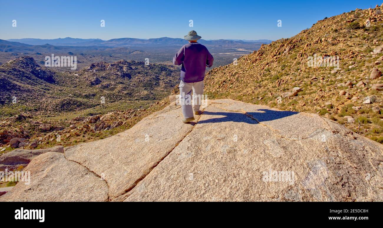 Escursionista in piedi su una scogliera che guarda alla vista, Granite Basin Recreation Area, Prescott National Forest, Arizona, Stati Uniti Foto Stock