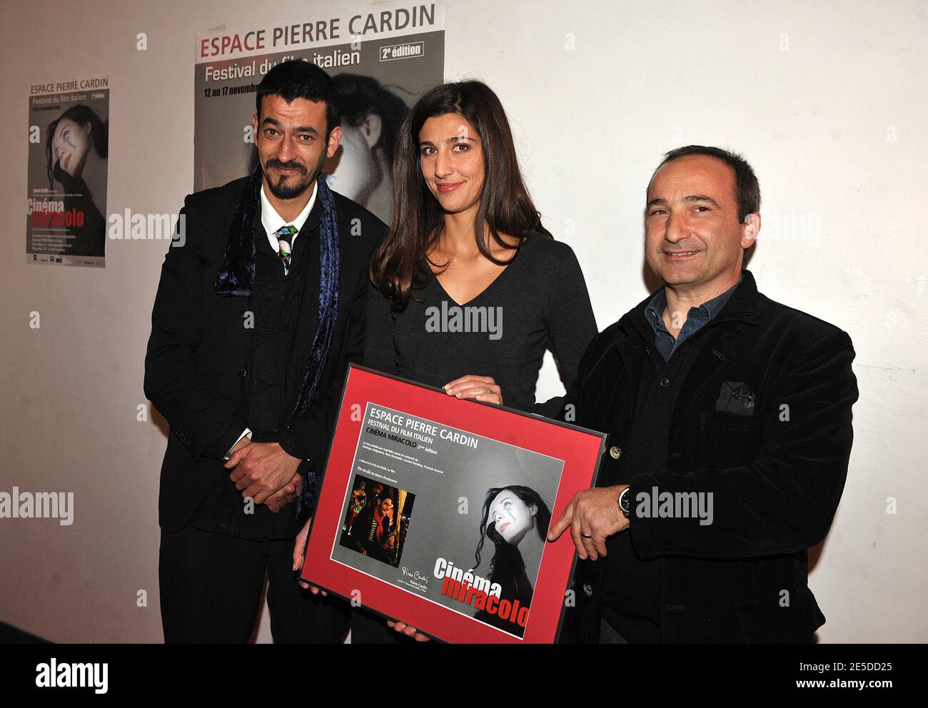 Jalil Lespert e il regista Marco Pontecorvo ricevono il premio pubblico per ' Pa-ra-da ' durante la cerimonia di chiusura del 2° Festival Italiano del Cinema tenutosi presso l' Espace Pierre Cardin' di Parigi, Francia, il 17 novembre 2008. Foto di Giancarlo Gorassini/ABACAPRESS.COM Foto Stock