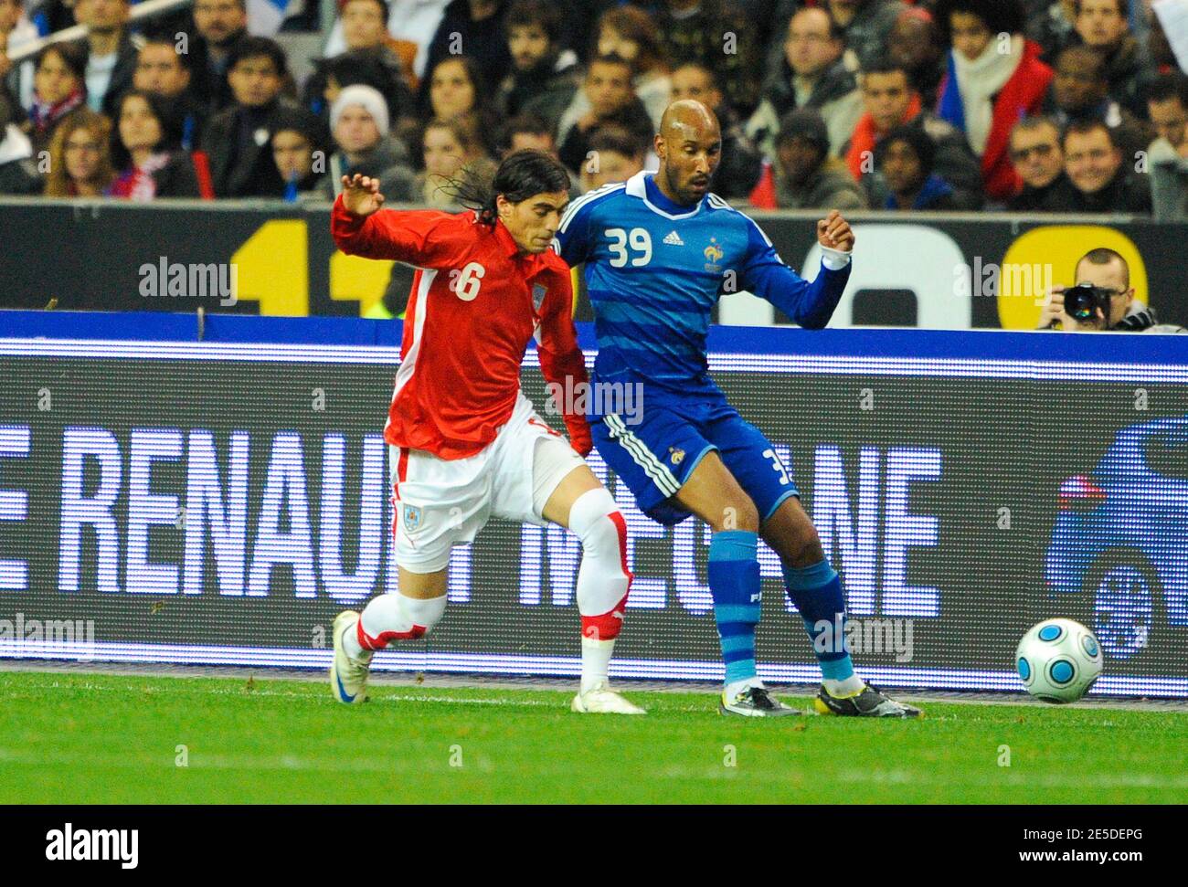 Nicolas Anelka in Francia affronta Martin Caceres in Uruguay durante la partita di calcio internazionale amichevole, Francia contro Uruguay a 'stade de France' a Saint-Denis vicino a Parigi, Francia il 19 novembre 2008. Francia e Uruguay disegnano 0-0 Foto di Henri Szwark/Cameleon/ABACAPRESS.COM Foto Stock