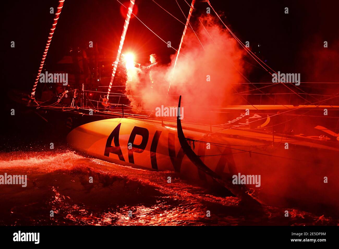 Charlie Dalin (fra) vela sull'Imoca Apivia durante l'arrivo del 2020-2021 VendÃ©e Globe, nona edizione del round non-stop solista della gara mondiale di yacht, il 27 gennaio 2021 a Les Sables-d'Olonne, Francia - Foto Christophe Favreau / DPPI / LiveMedia Foto Stock