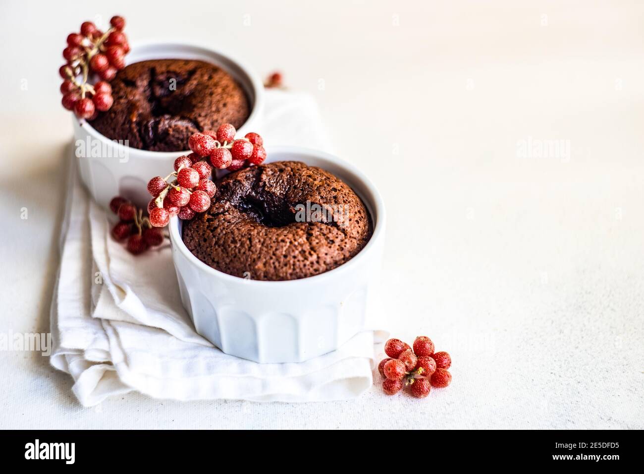 Due torte fondenti al cioccolato con buffaloberries Foto Stock