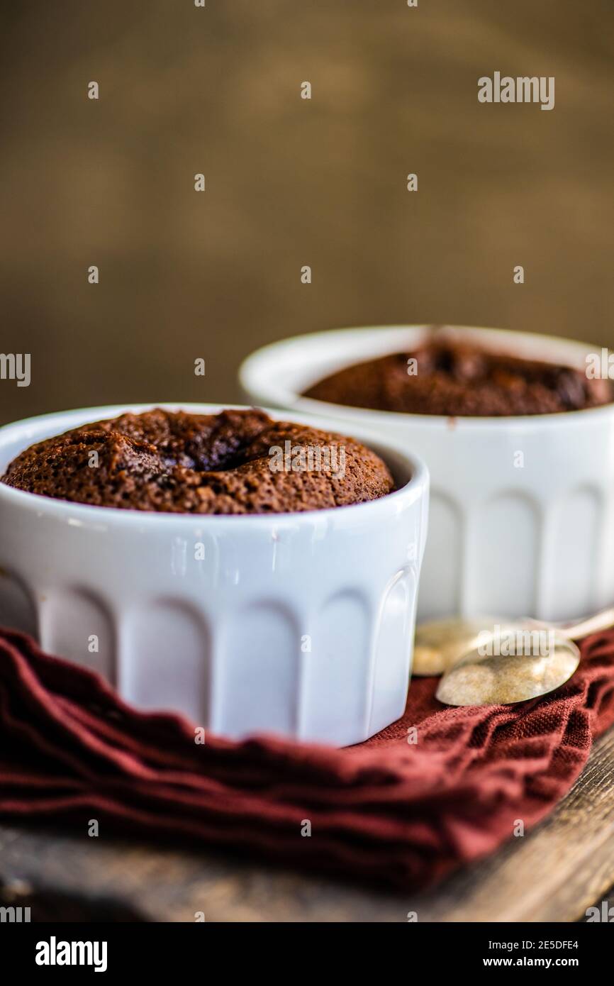 Primo piano di due torte individuali di cioccolato fondente Foto Stock