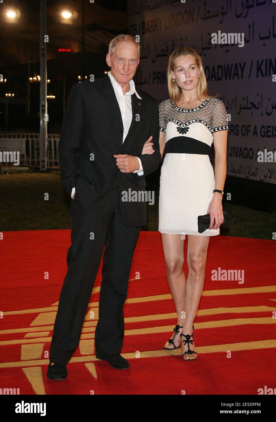 L'attore Charles Dance e sua moglie arrivano sul tappeto rosso per la proiezione di 'Gloss' e il tributo ad Andrei Konchalovsky nell'ambito dell'ottavo 'Festival del Cinema di Marrakech' a Marrakech, in Marocco, il 20 novembre 2008. Foto di Denis Guignebourg/ABACAPRESS.COM Foto Stock