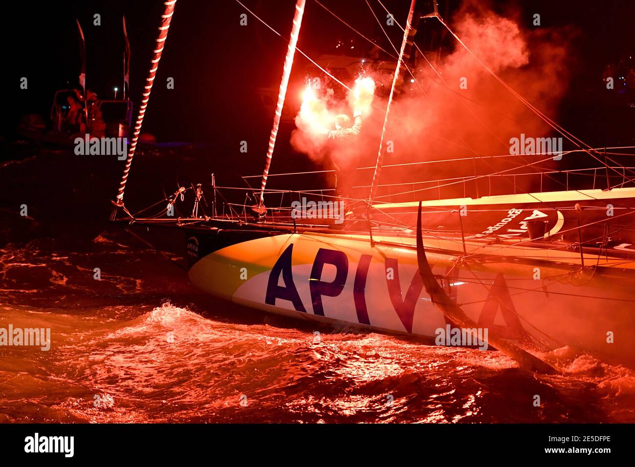 Charlie Dalin (fra) vela sull'Imoca Apivia durante l'arrivo del 2020-2021 VendÃ©e Globe, nona edizione del round non-stop solista della gara mondiale di yacht, il 27 gennaio 2021 a Les Sables-d'Olonne, Francia - Foto Christophe Favreau / DPPI / LiveMedia Foto Stock