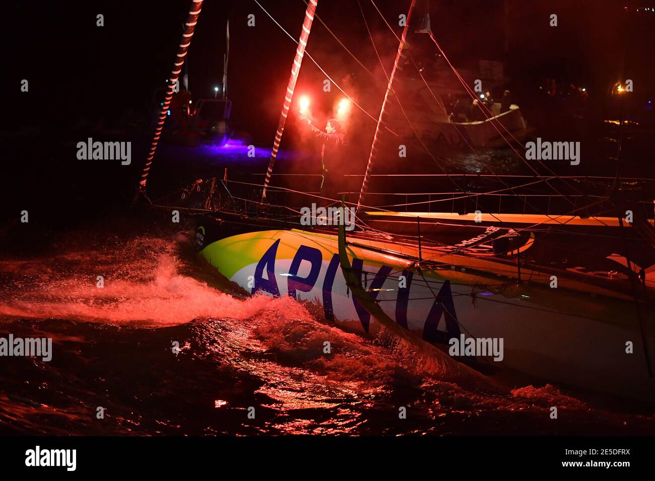 Charlie Dalin (fra) vela sull'Imoca Apivia durante l'arrivo del 2020-2021 VendÃ©e Globe, nona edizione del round non-stop solista della gara mondiale di yacht, il 27 gennaio 2021 a Les Sables-d'Olonne, Francia - Foto Christophe Favreau / DPPI / LiveMedia Foto Stock