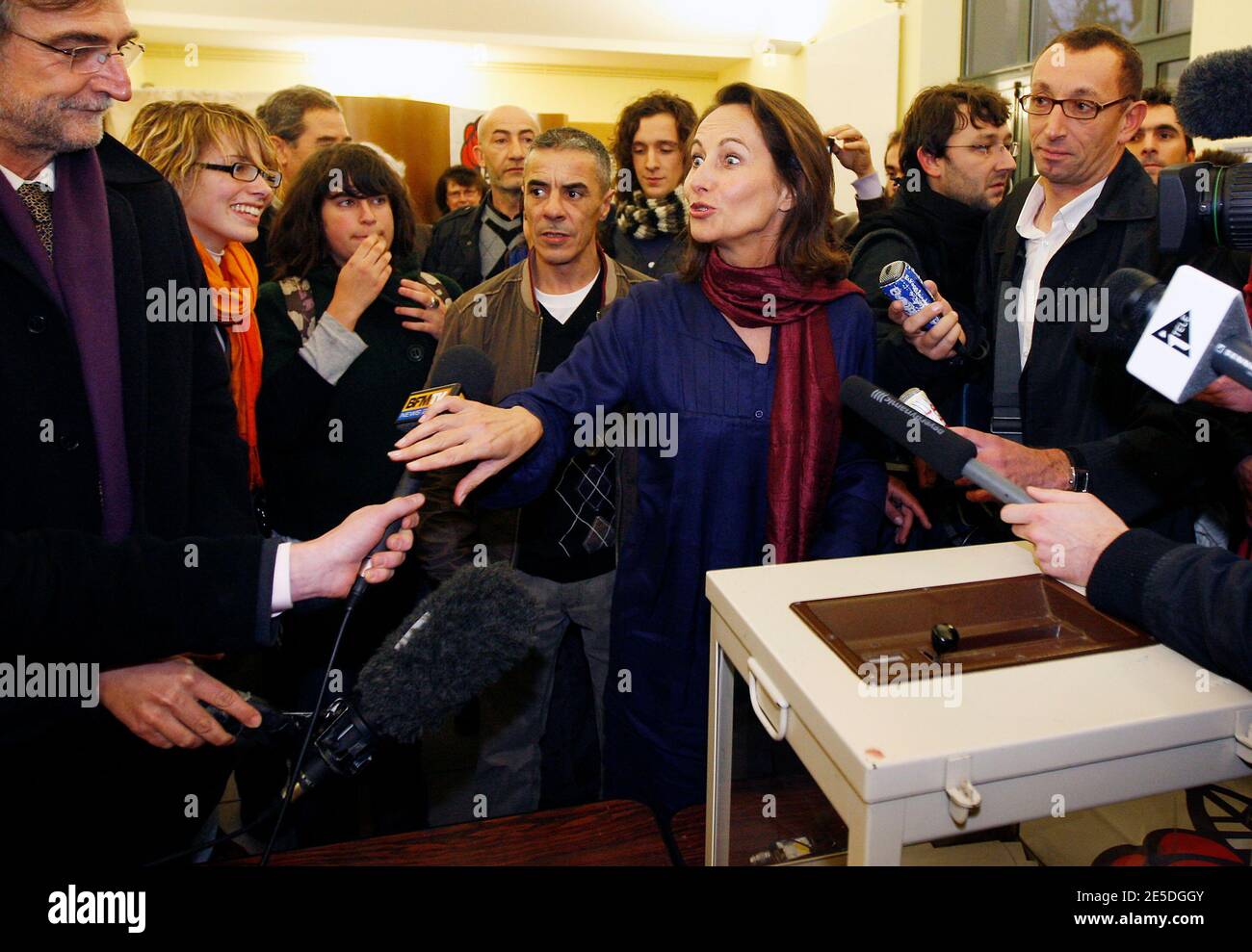 Segolene Royal, membro del Partito Socialista Francese, che si batte per diventare capo del Partito Socialista Francese, a una stazione di scrutinio per un secondo turno di votazioni da parte dei membri del partito a Melle, Francia, il 21 novembre 2008. Il partito socialista francese eleggerà una donna come leader più tardi venerdì con un voto che contrappone Segolene Royal, l'ex candidato presidenziale, a Martine Aubry, l'architetto della settimana lavorativa di 35 ore. Foto di Patrick Bernard/ABACAPRESS.COM Foto Stock