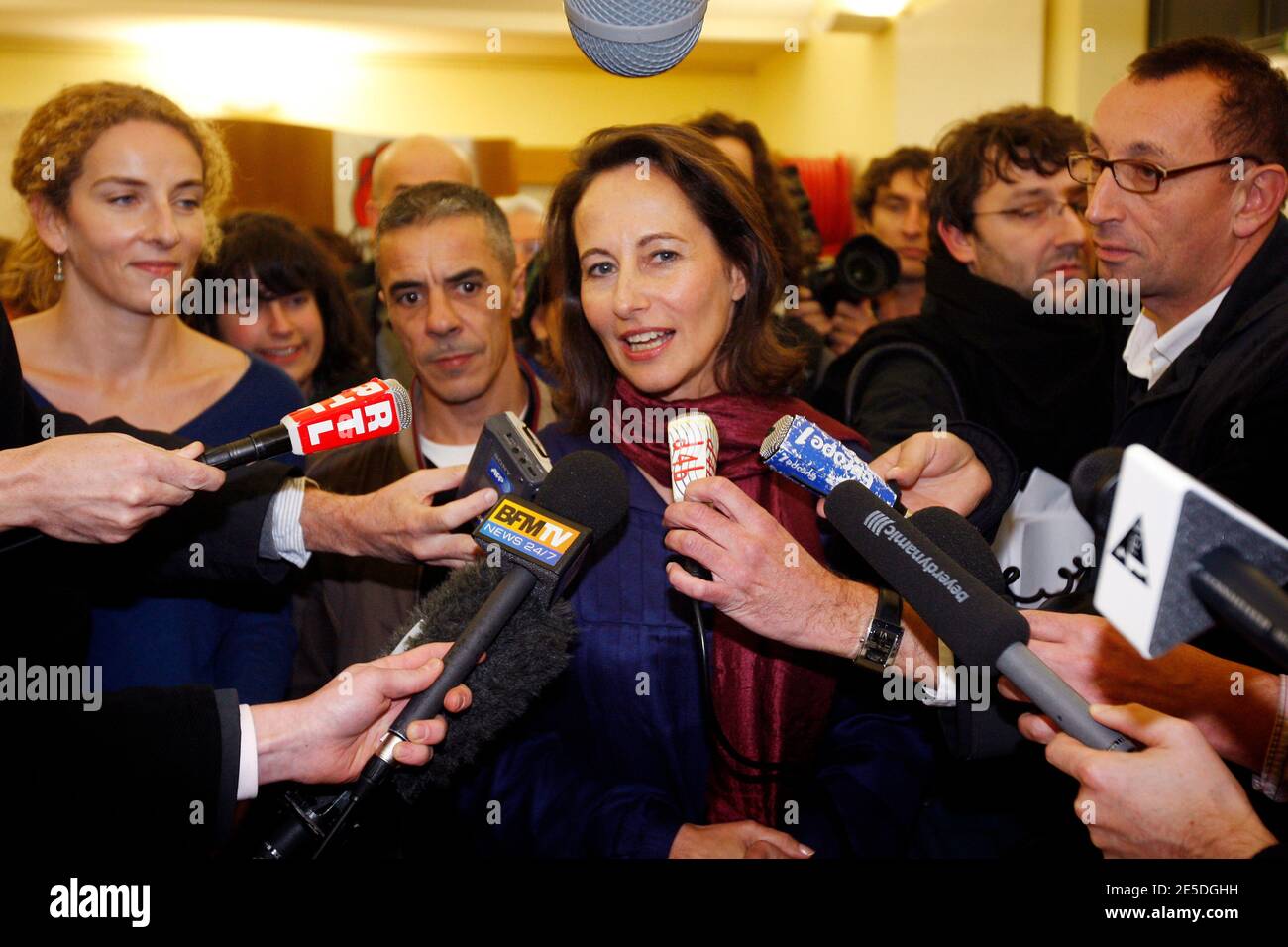 Segolene Royal, membro del Partito Socialista Francese, che si batte per diventare capo del Partito Socialista Francese, e Delphine Batho al seggio elettorale per un secondo turno di votazioni dei membri del Partito a Melle, Francia, il 21 novembre 2008. Il partito socialista francese eleggerà una donna come leader più tardi venerdì con un voto che contrappone Segolene Royal, l'ex candidato presidenziale, a Martine Aubry, l'architetto della settimana lavorativa di 35 ore. Foto di Patrick Bernard/ABACAPRESS.COM Foto Stock