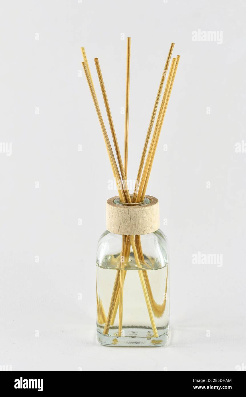 Immagine isolata di un deodorante per ambienti con diffusore a lamelle su un sfondo bianco Foto Stock