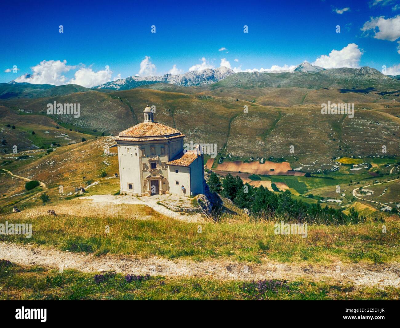 Chiesa di Santa Maria della Pietà presso Rocca Calascio, Abruzzo, Italia Foto Stock