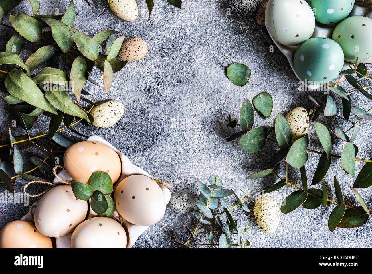 Uova di Pasqua in cartoni d'uovo di porcellana con steli di eucalipto Foto Stock