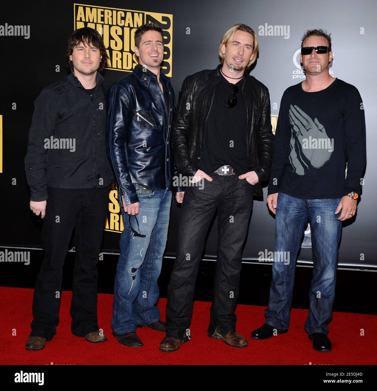 Nickelback arriva per i 2008 American Music Awards che si sono tenuti al Nokia Theatre di Los Angeles, California, USA il 23 novembre 2008. Foto di Lionel Hahn/ABACAPRESS.COM Foto Stock