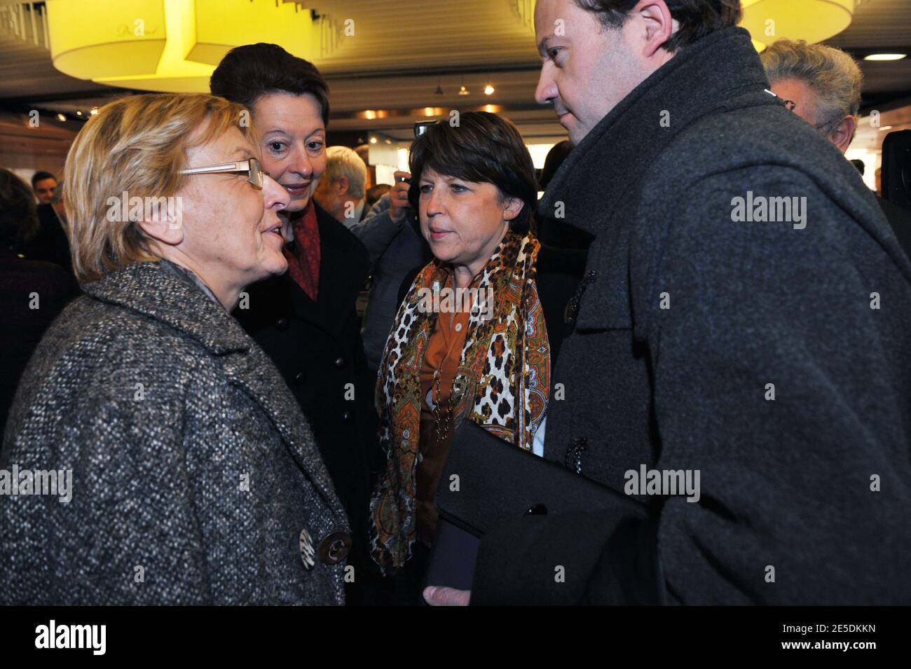 Il nuovo Segretario del Partito Socialista Martine Aubry, flancato da Marylise Lebranchu e Sindaco di Reims Adeline Hazan, arriva per un pranzo con i sindaci socialisti durante il 91esimo Congresso dell'Associazione dei Sindaci francesi (AMF) a Parigi, Francia, il 26 novembre 2008 . Foto di Mousse/ ABACAPRESS.COM Foto Stock