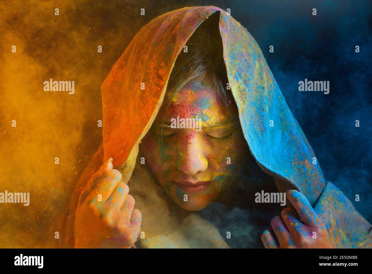Ritratto di una donna coperta in polvere multicolore durante Holi festival Foto Stock