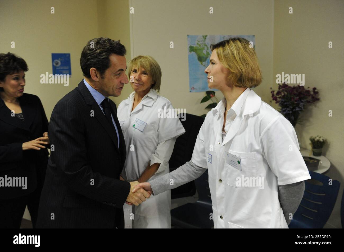 Il presidente francese Nicolas Sarkozy visita il 2 dicembre 2008 il ministro della Salute, della Gioventù, dello Sport e delle Associazioni Roselyne Bachelot-Narquin, l'ospedale Erasme di Anthony, un sobborgo di Parigi. Nicolas Sarkozy annuncia una proposta di legge per riformare il collocamento forzato negli ospedali psichiatrici. Foto di Jacques Witt/piscina/ABACAPRESS.COM Foto Stock