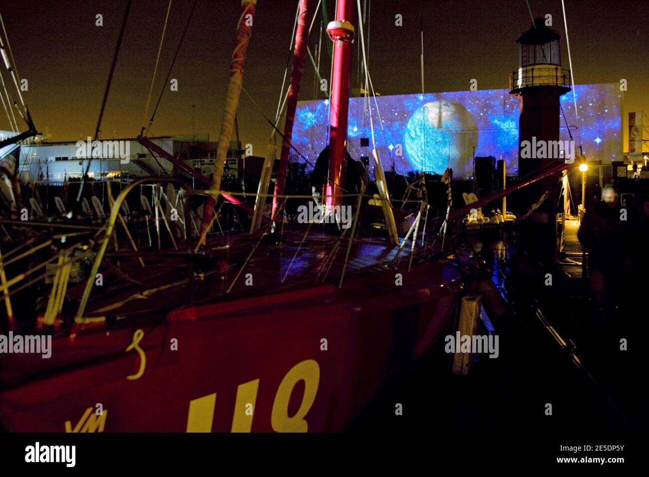 Atmosfera prima della partenza la prestigiosa gara Vendee Globe a Les Sables d'Olonne, in Francia, l'8 e il 9 novembre 2008. Sette marinai britannici, tra cui Brian Thompson, Alex Thomson, Dee Caffari, Sam Davies, Steve White e Mike Golding, stanno entrando con la speranza di rompere il dominio francese dell'evento. In totale 30 skipper lasceranno il porto della costa atlantica per correre in giro per il mondo senza sosta, da soli, tornando all'inizio del 2009. La gara, che si tiene ogni quattro anni, ha fatto di Ellen MacArthur un nome di famiglia nel 2000, quando ha finito secondo. Pete Goss alterò il corso nel 1996 per salvare RaphaÀl D. Foto Stock