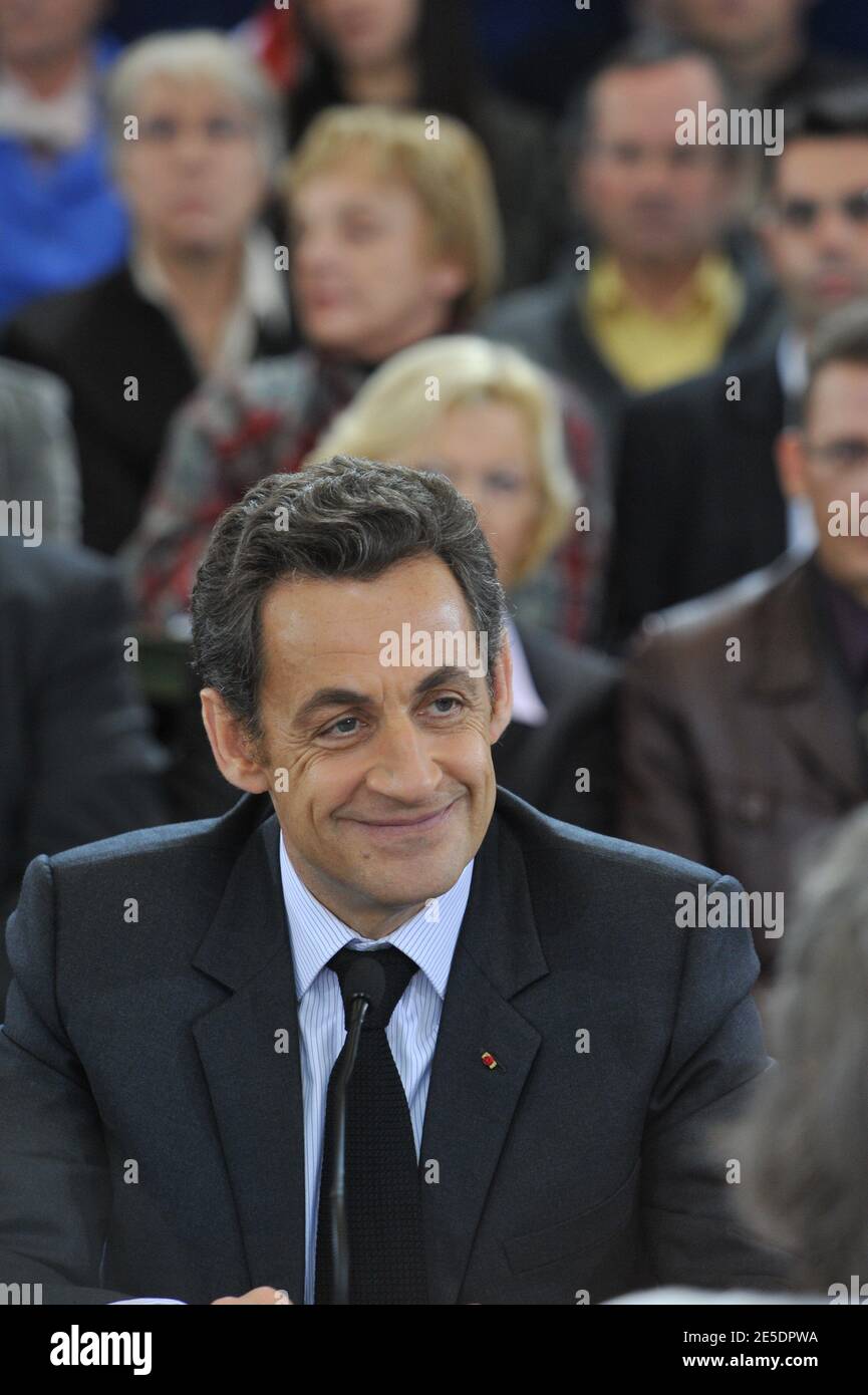 Il presidente francese Nicolas Sarkozy partecipa a un incontro per annunciare un piano di lotta contro la povertà e l'esclusione, a Compiegne, vicino a Parigi, in Francia, il 3 dicembre 2008. Sarkozy svela oggi un piano di 160 milioni di euro per migliorare i rifugi. Foto di Mousse/ABACAPRESS.COM Foto Stock