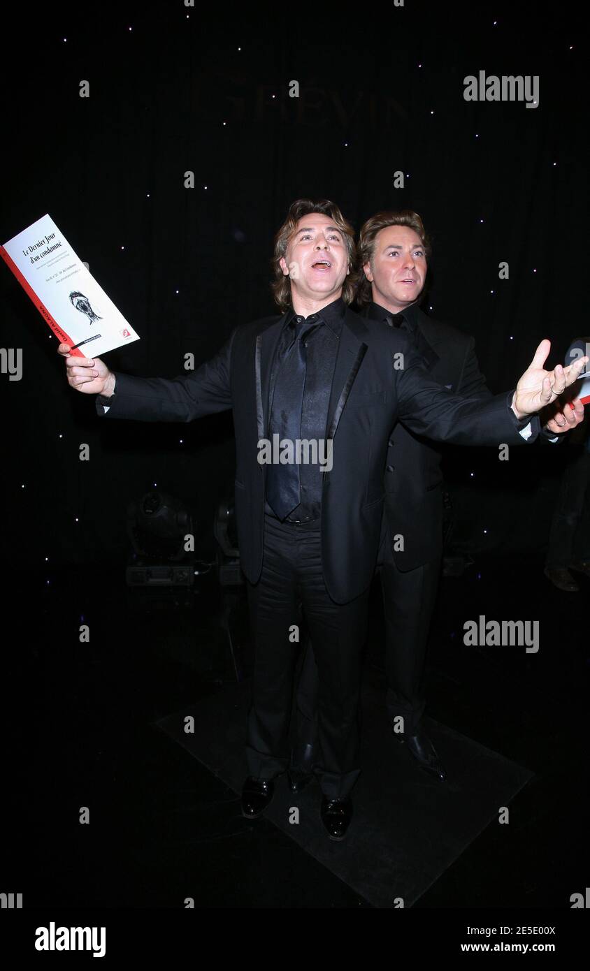 Roberto Alagna svela la sua cera al Musee Grevin di Parigi, Francia, il 9 dicembre 2008. Foto di Denis Guignebourg/ABACAPRESS.COM Foto Stock