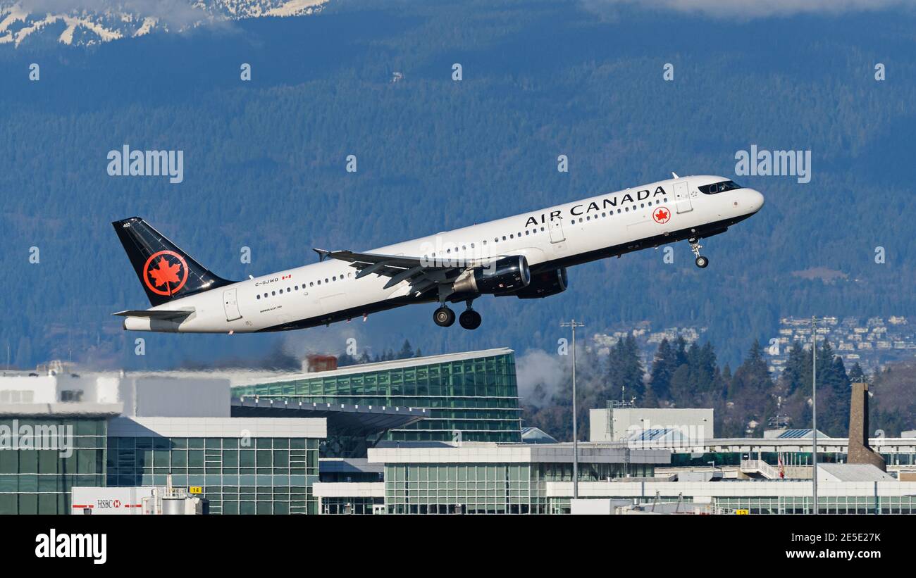 Un Air Canada Airbus A321 jetliner (C-GJWO) in volo dopo la partenza dall'Aeroporto Internazionale di Vancouver. Foto Stock
