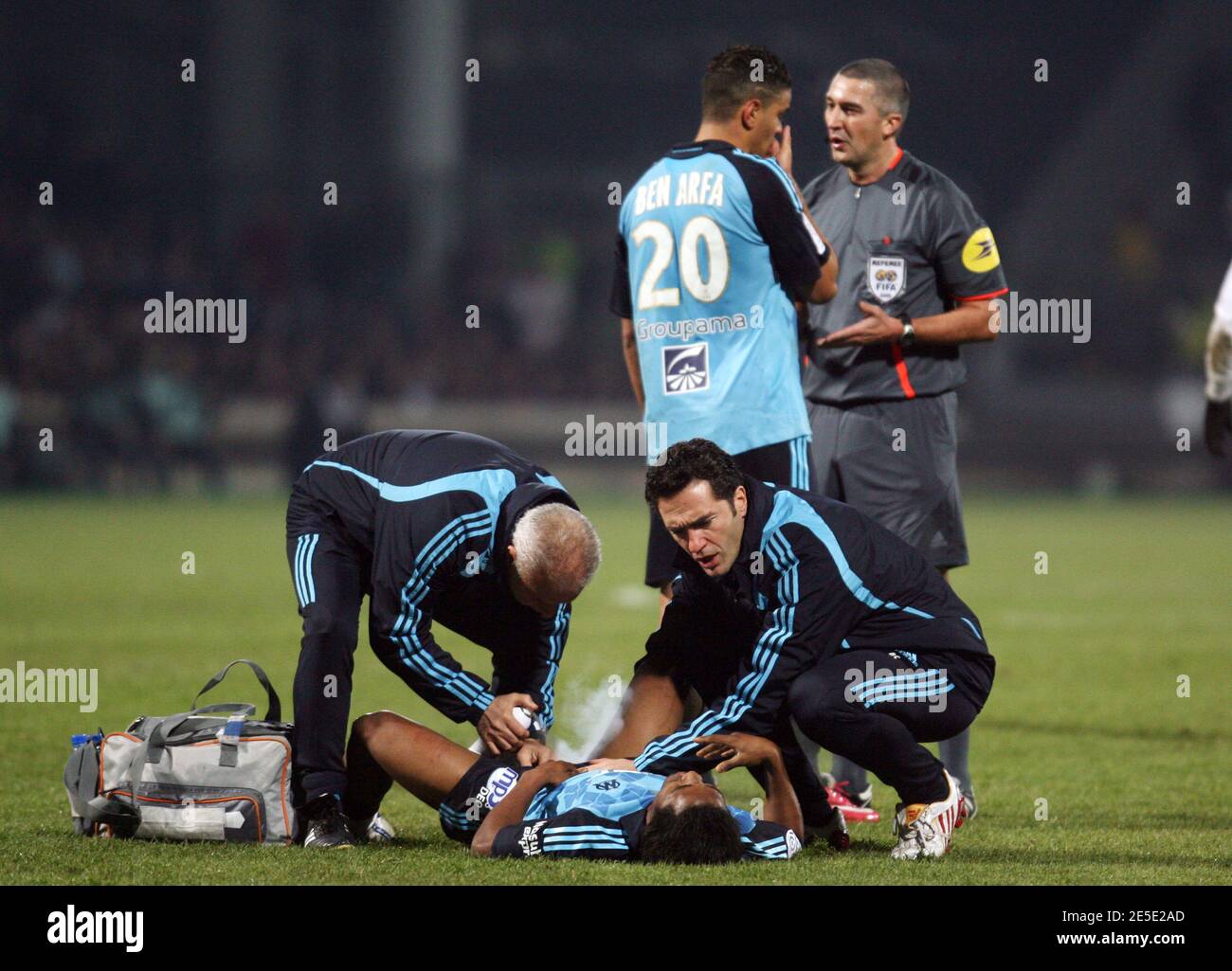 Il Bakari Kone della OM ha ferito durante la prima partita di calcio della Lega Francese, OL's ympique Lyonnais vs Olympique de Marseille a Lione, Francia, il 14 dicembre 2008. La partita si è conclusa con un sorteggio di 0-0. Foto di Vincent Dargent/ABACAPRESS.COM Foto Stock