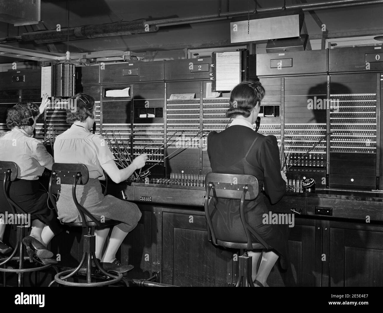 Operatori telefonici di Aberdeen Proving Ground, Aberdeen, Maryland, USA, John Vachon, Ufficio USA delle informazioni sulla guerra, dicembre 1941 Foto Stock