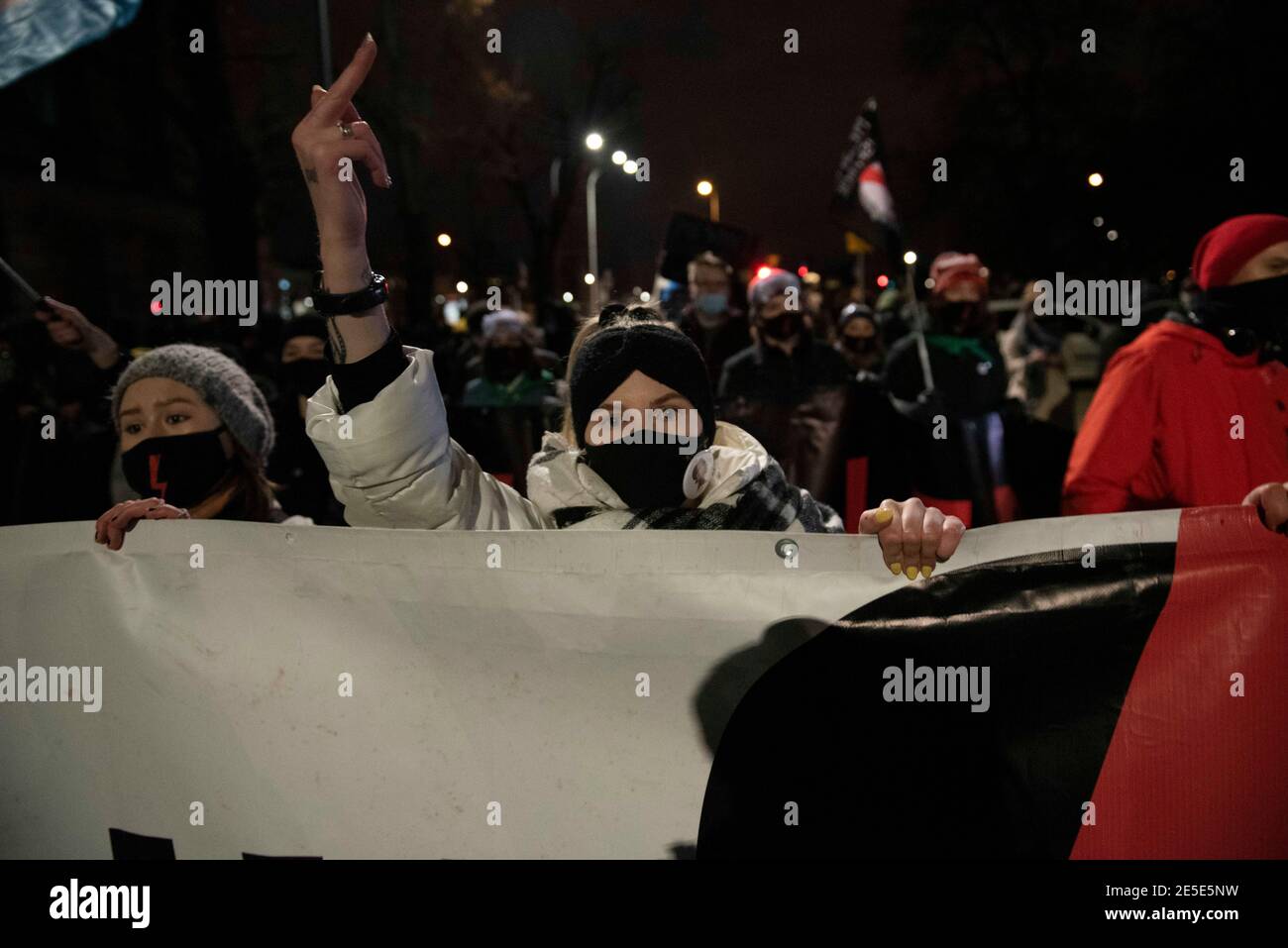 Varsavia, Varsavia, Polonia. 27 gennaio 2021. Un dimostratore dà un dito medio durante una protesta contro il rafforzamento della legge sull'aborto il 27 gennaio 2021 a Varsavia, Polonia. Centinaia di persone sono scese in piazza dopo che il tribunale costituzionale ha pubblicato la sentenza che rende illegale l'aborto in caso di grave malformazione del feto. Credit: Aleksander Kalka/ZUMA Wire/Alamy Live News Foto Stock