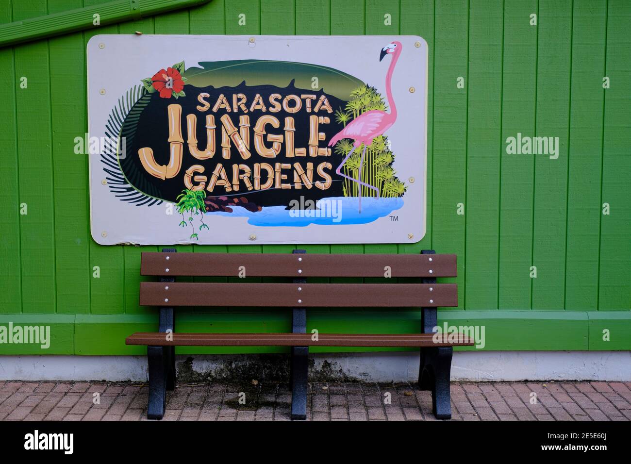 Panchina di fronte alla casa rettile - Sarasota Jungle Gardens Foto Stock